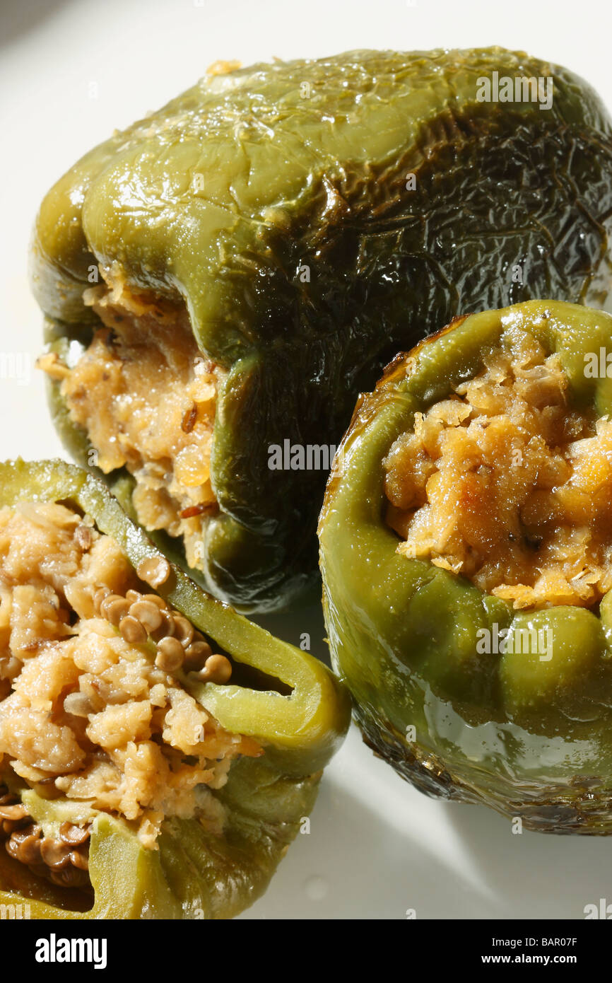 Füllung der Linsen in einer grünen Glocke pepper(capsicum) Bräter mit Folie abdecken und backen, bis die Paprika weich sind Stockfoto