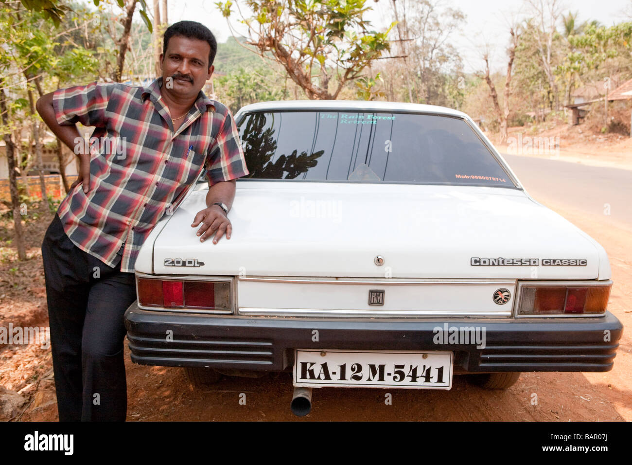 Taxifahrer mit seinem Hindustan Contessa Auto Kerala Indien Stockfoto