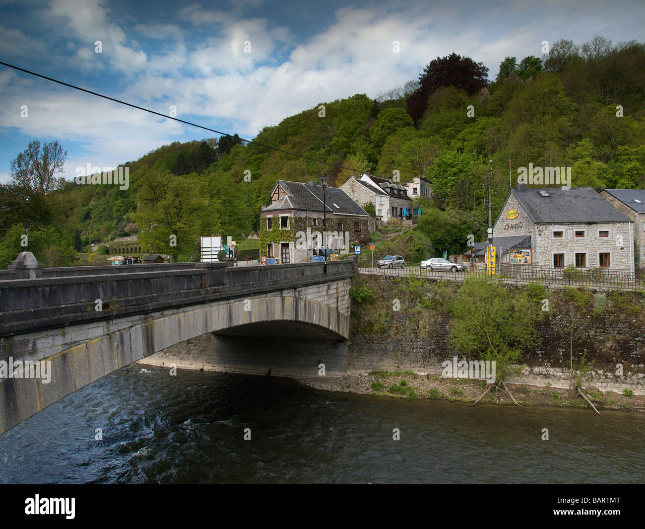 Durbuy am Fluss Ourthe ist eine berühmte Tourismus-Website in den Ardennen Belgien Stockfoto