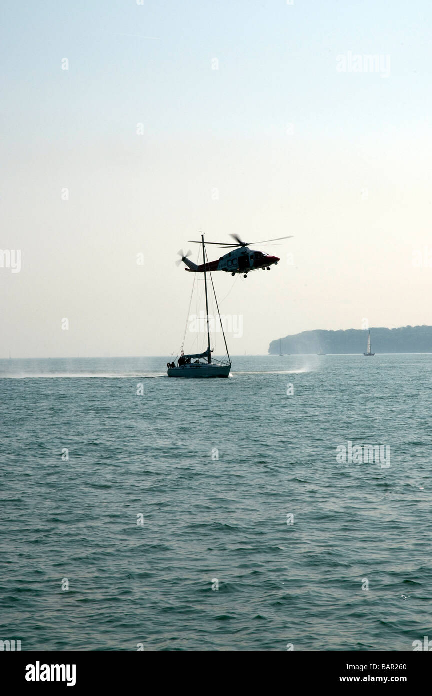 Calshot Rettungsboot und Küstenwache Hubschrauber auf Übung in den Solent Stockfoto