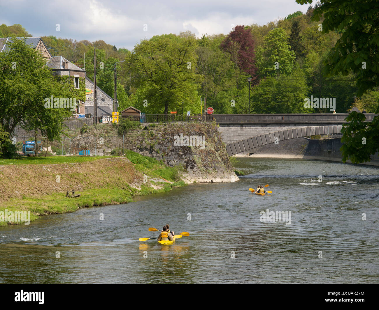 Menschen am Fluss Ourthe in Belgien Durbuy Kajak Stockfoto