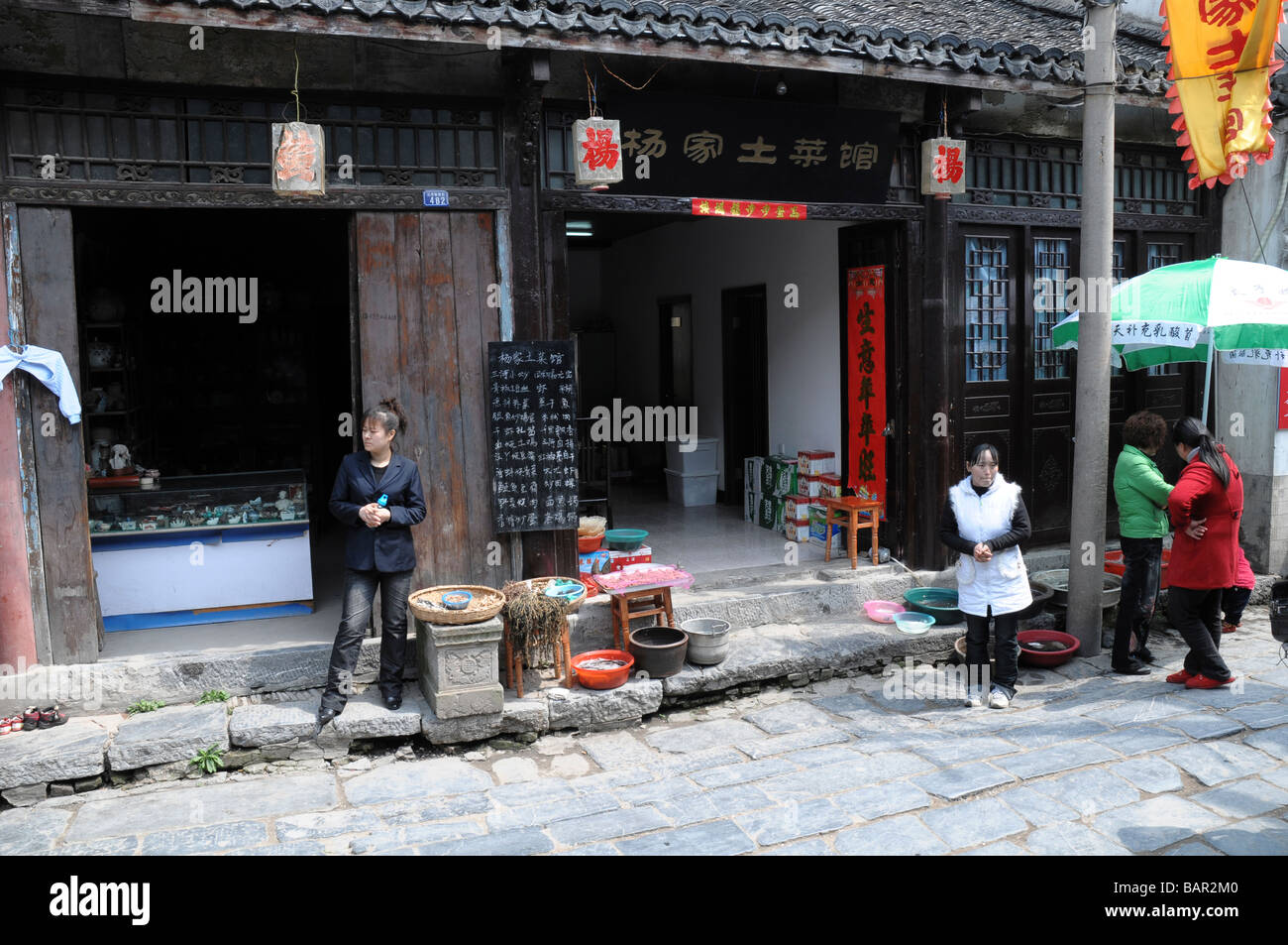 Chinesische Straßenverkäufer, im Dorf von SanHe, Provinz Anhui, China. Verkauf von lokal gefangenem Fisch. Stockfoto