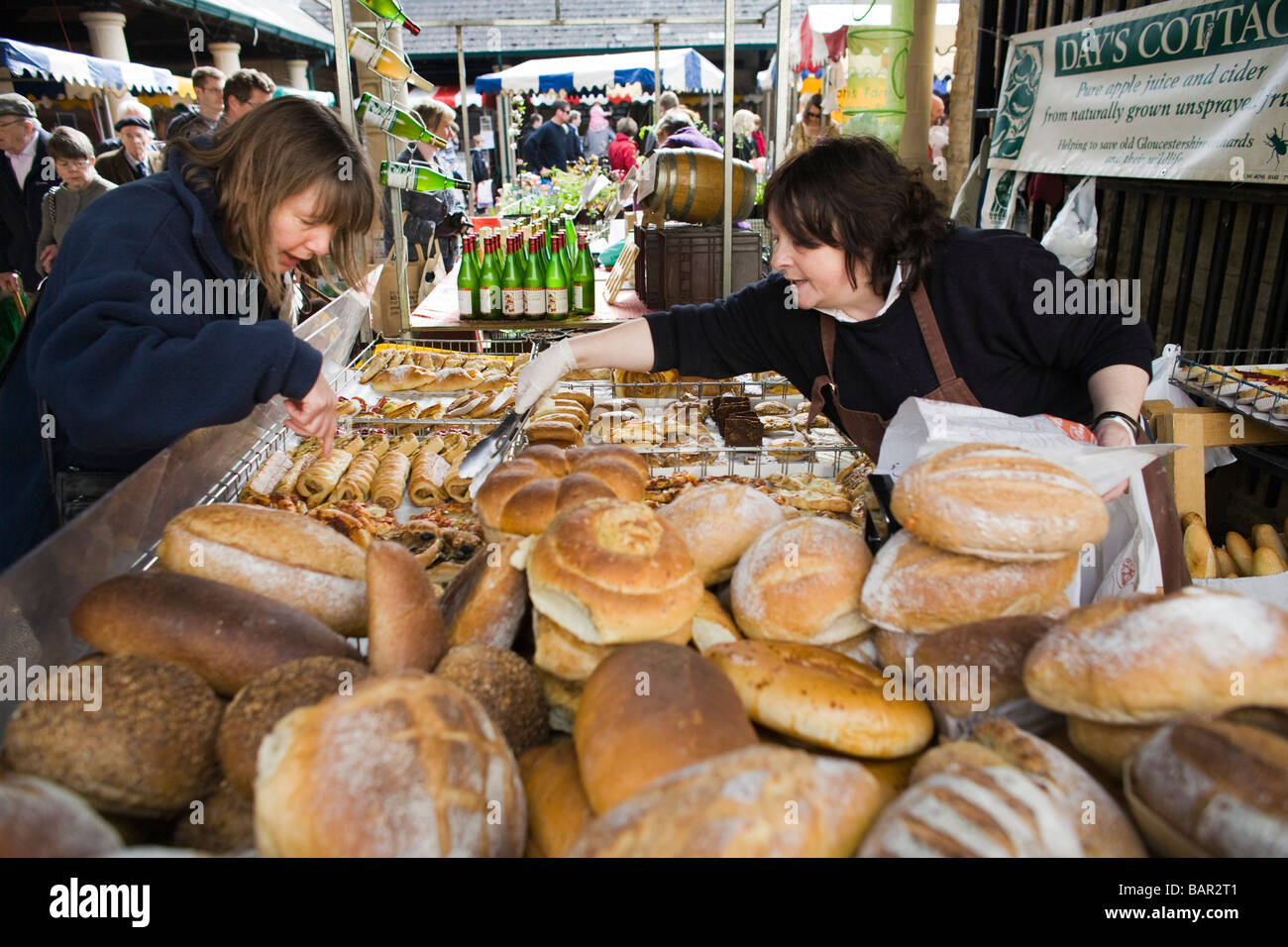 Konditorei & Bäckerei am Stroud Farmers Market, Stroud, Gloucestershire, UK Stockfoto