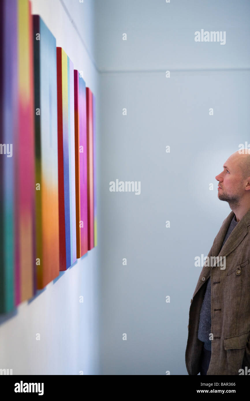 Mann, Blick auf bunte Gemälde bei einem Kunstfestival Stockfoto