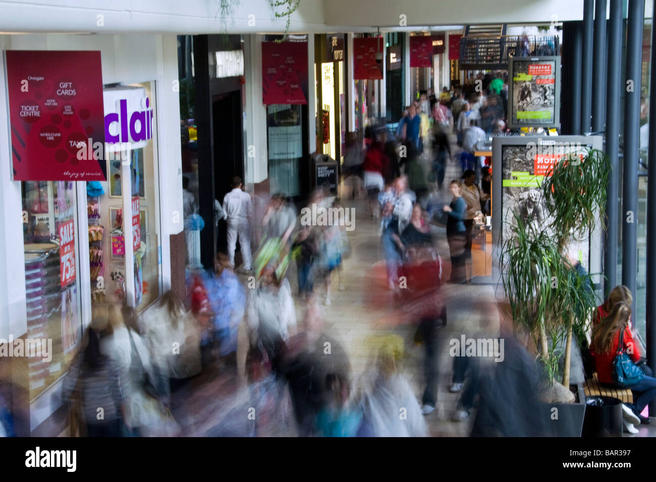 In der Overgate Shopping Mall als Käufer laufen umher auf der Suche nach Schnäppchen während der Credit crunch in Dundee, Großbritannien Stockfoto