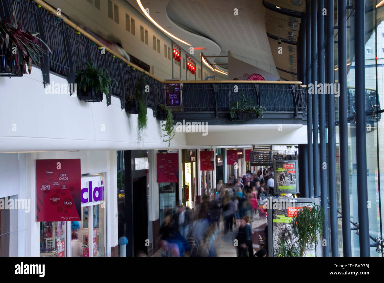 Massen von Käufern Rauschen über die Suche nach Last-Minute-Schnäppchen in der Overgate Shopping Mall in Dundee, Großbritannien Stockfoto