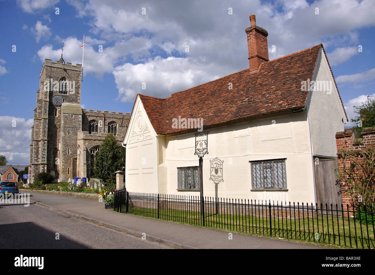Das alte Haus und die Pfarrkirche von St. Peter und St. Paul, High Street, Clare, Suffolk, England, Vereinigtes Königreich Stockfoto