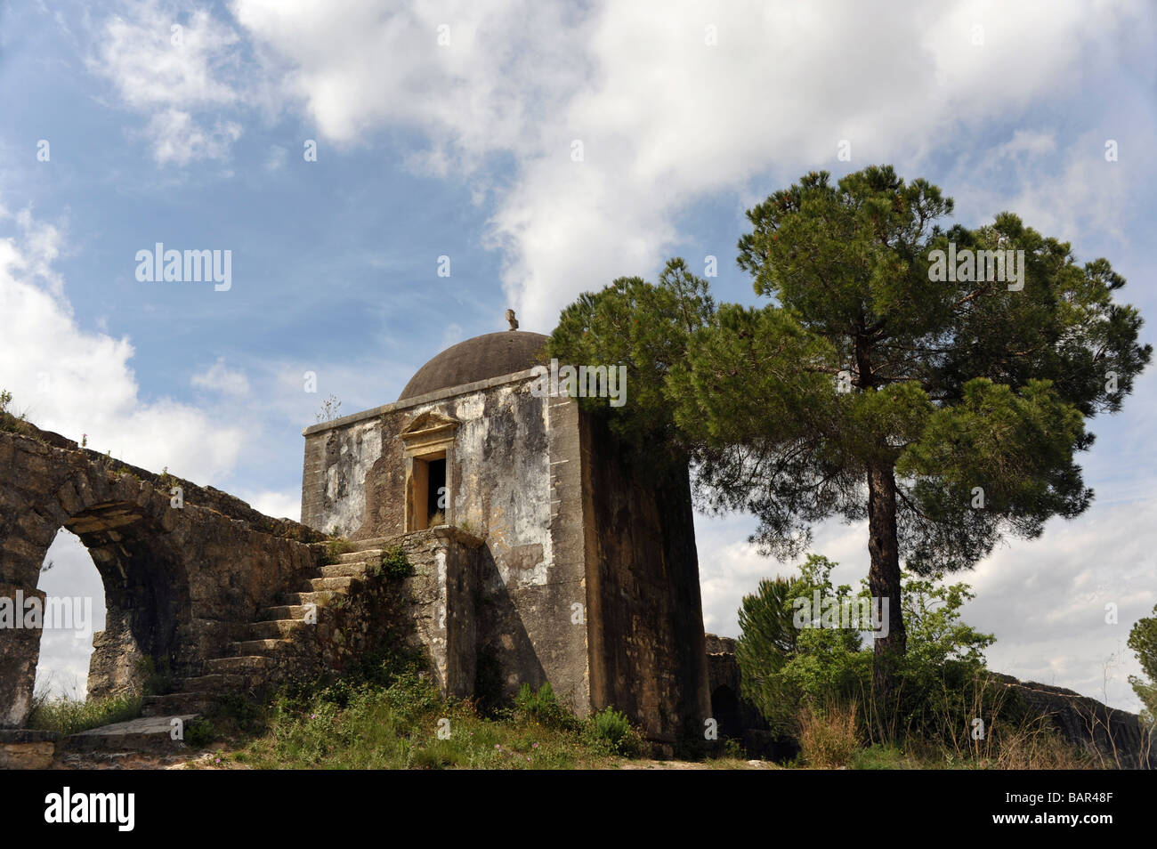 Eingang Haus nach oben Pegoes Aquädukt Tomar Portugal Stockfoto