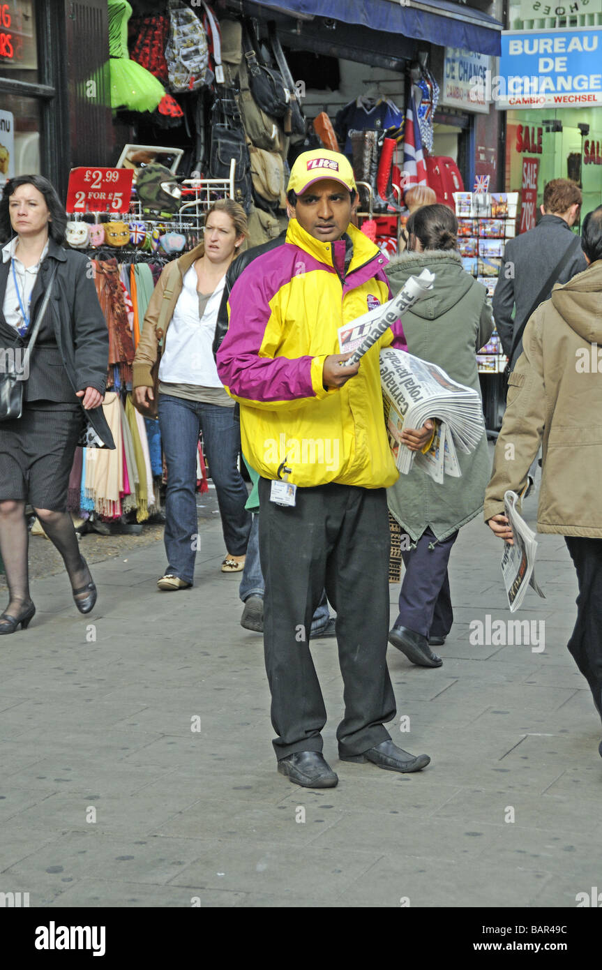 Mann, die Verteilung von London Lite Gratiszeitungen in Oxford Street London England UK Stockfoto