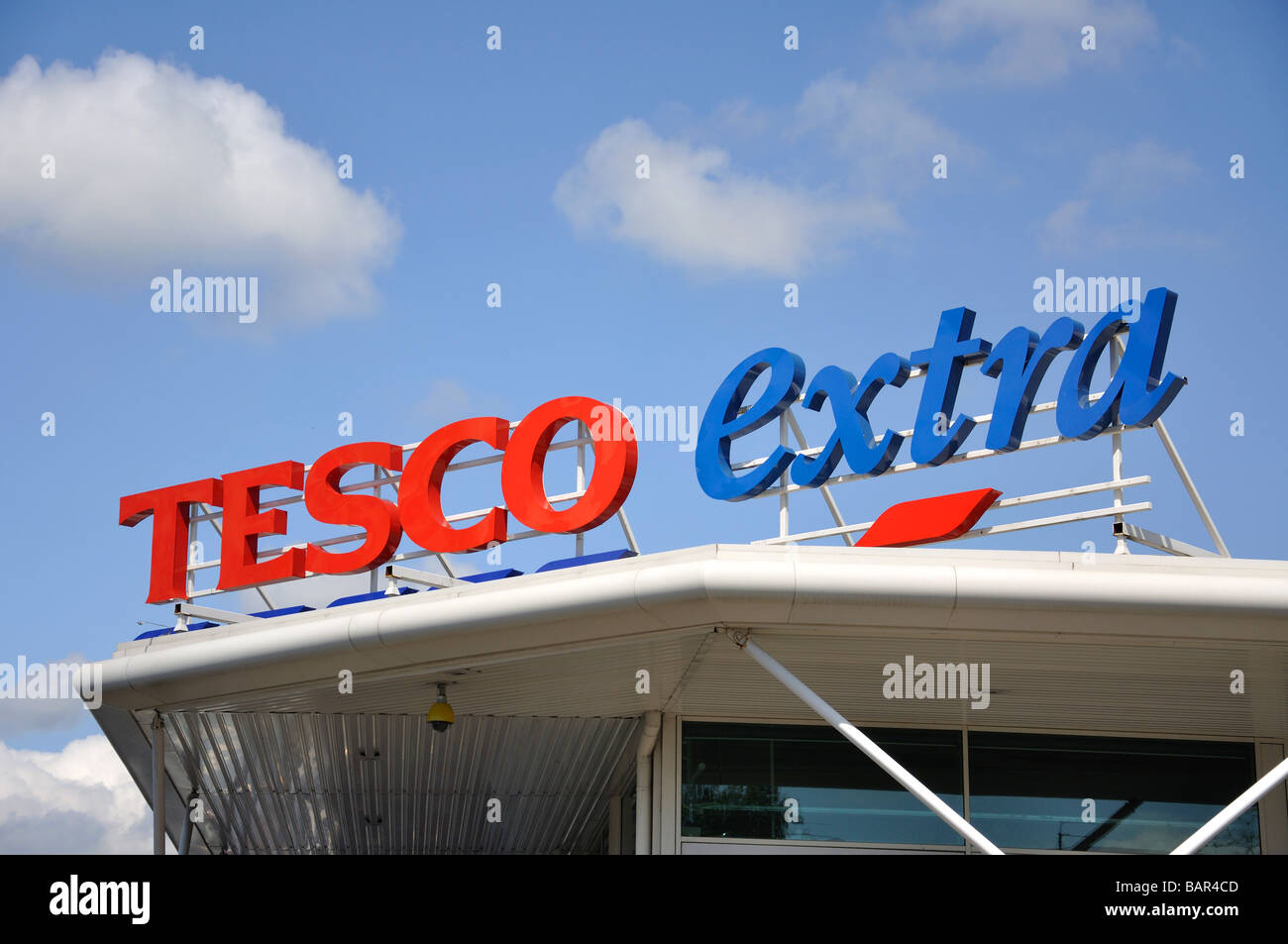 Tesco Extra Supermarkt Schild, Station Road, Addlestone, Surrey, England, Vereinigtes Königreich Stockfoto