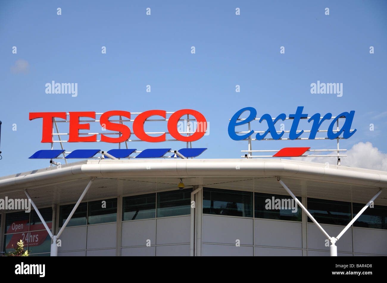 Tesco Extra Supermarkt Schild, Station Road, Addlestone, Surrey, England, Vereinigtes Königreich Stockfoto