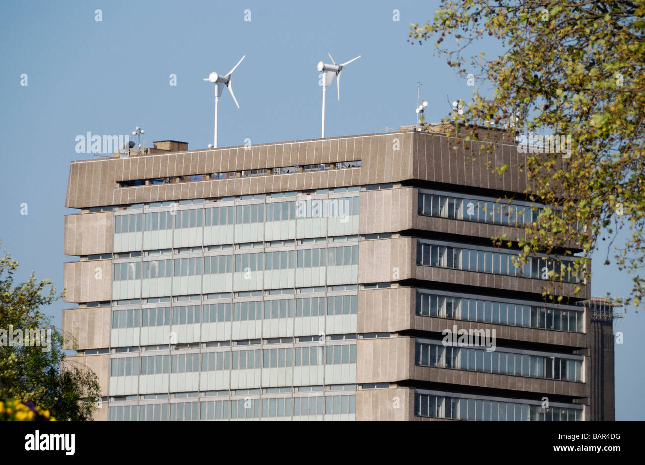 Windkraftanlagen am Anfang sechziger Jahren konkrete Bürogebäude Stockfoto