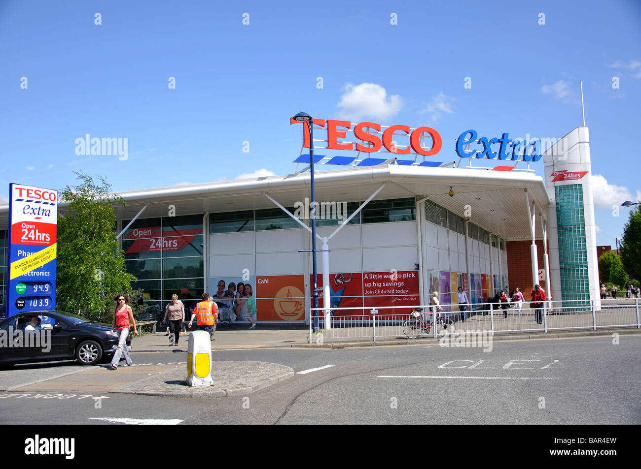 Tesco Extra Supermarket, Station Road, Addlestone, Surrey, England, Vereinigtes Königreich Stockfoto