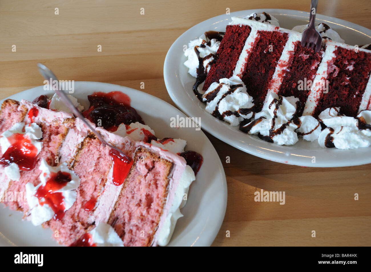 Erdbeerkuchen und rotem Samtkuchen in Boll Weevil Restaurant in Augusta, Georgia. Stockfoto Erdbeerkuchen und rotem Samtkuchen in Boll Weevil Restaurant in Augusta, Georgia. Stockfoto