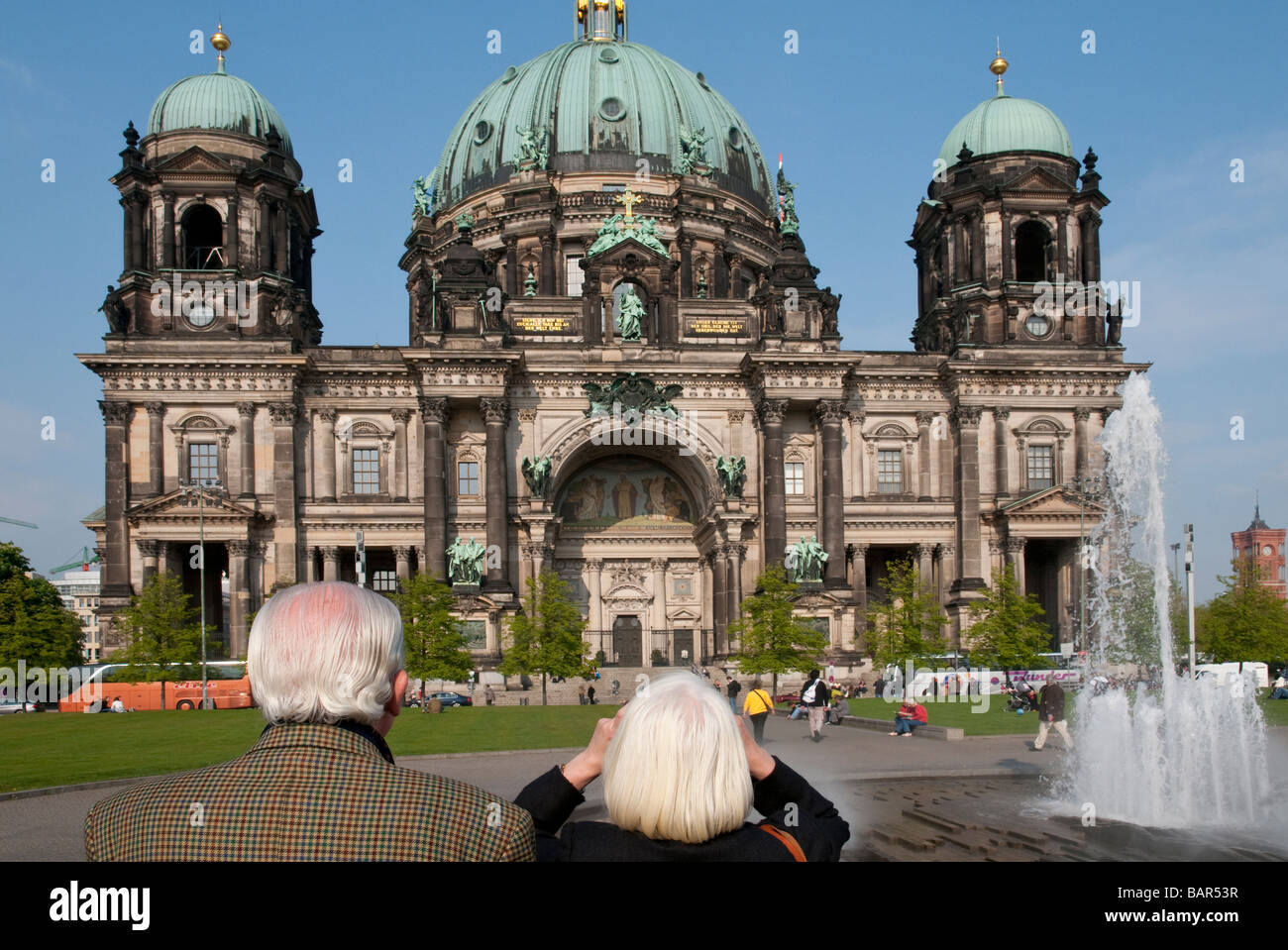 Deutschland Berlin Berliner Dom-Ansicht mit älteren Ehepaar in frgd Stockfoto