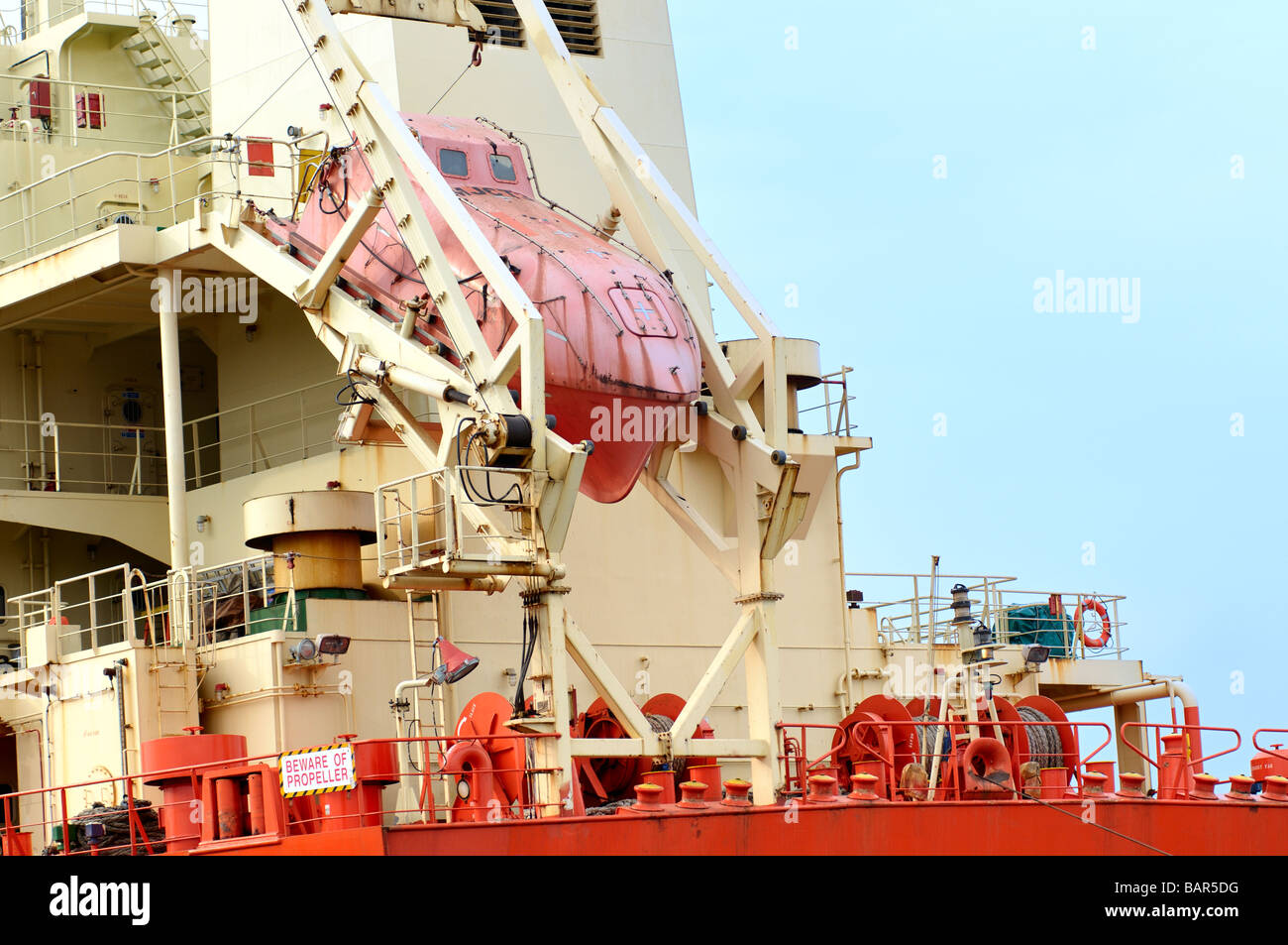 Freifall-Rettungsboot am Heck des Bulk chemische Produkte Öltanker Acavus Stockfoto