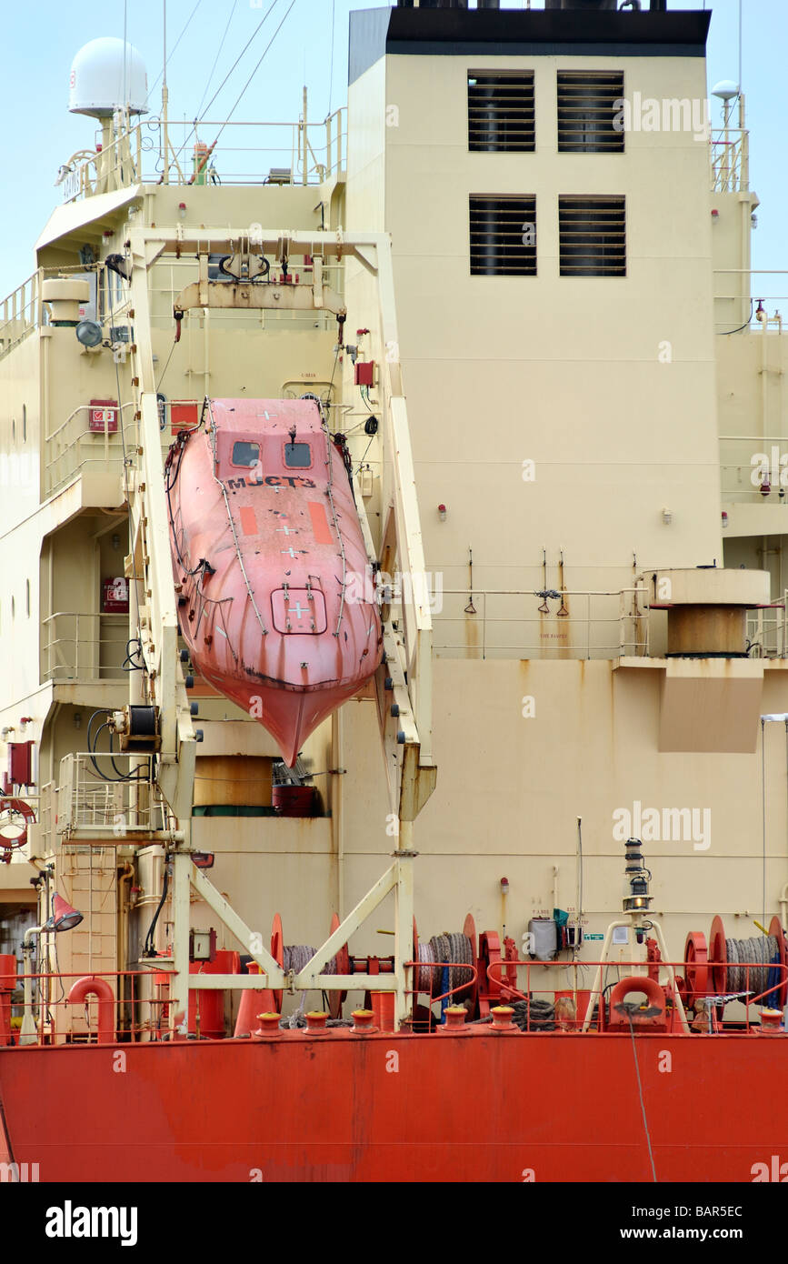 Freifall-Rettungsboot am Heck des Bulk chemische Produkte Öltanker Acavus Stockfoto