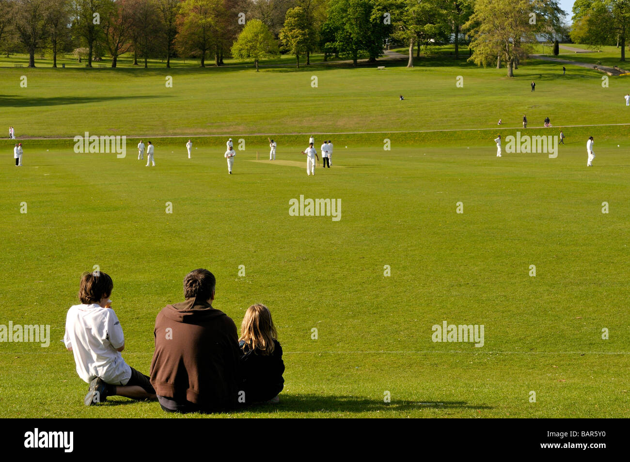 Familie vor dem Cricket-Praxis an der Roundhay Park Leeds West Yorkshire in England Stockfoto