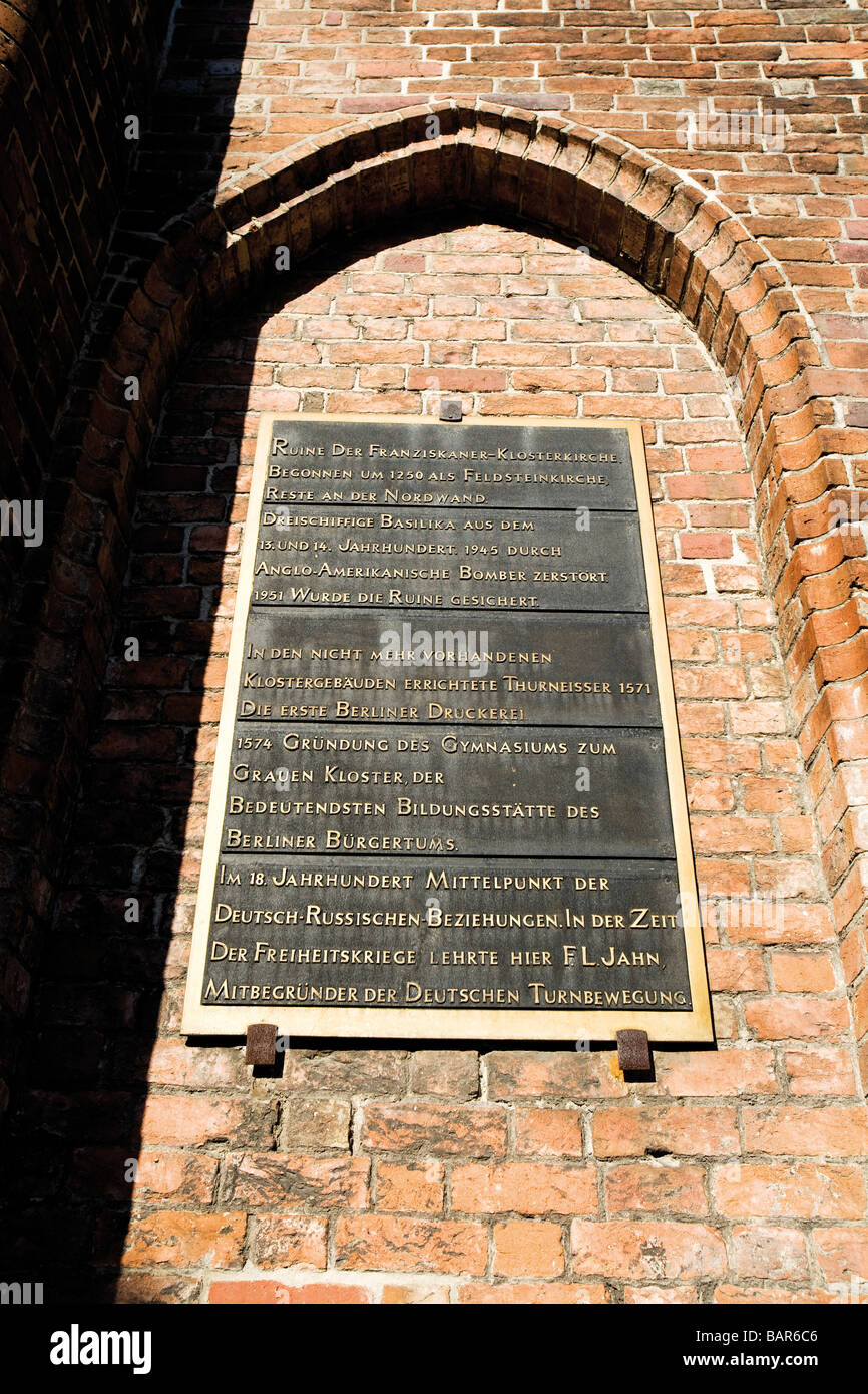 Deutschland, Berlin, Franziskanerkirche, Tablette mit Inschrift, niedrigen Winkel Ansicht Stockfoto