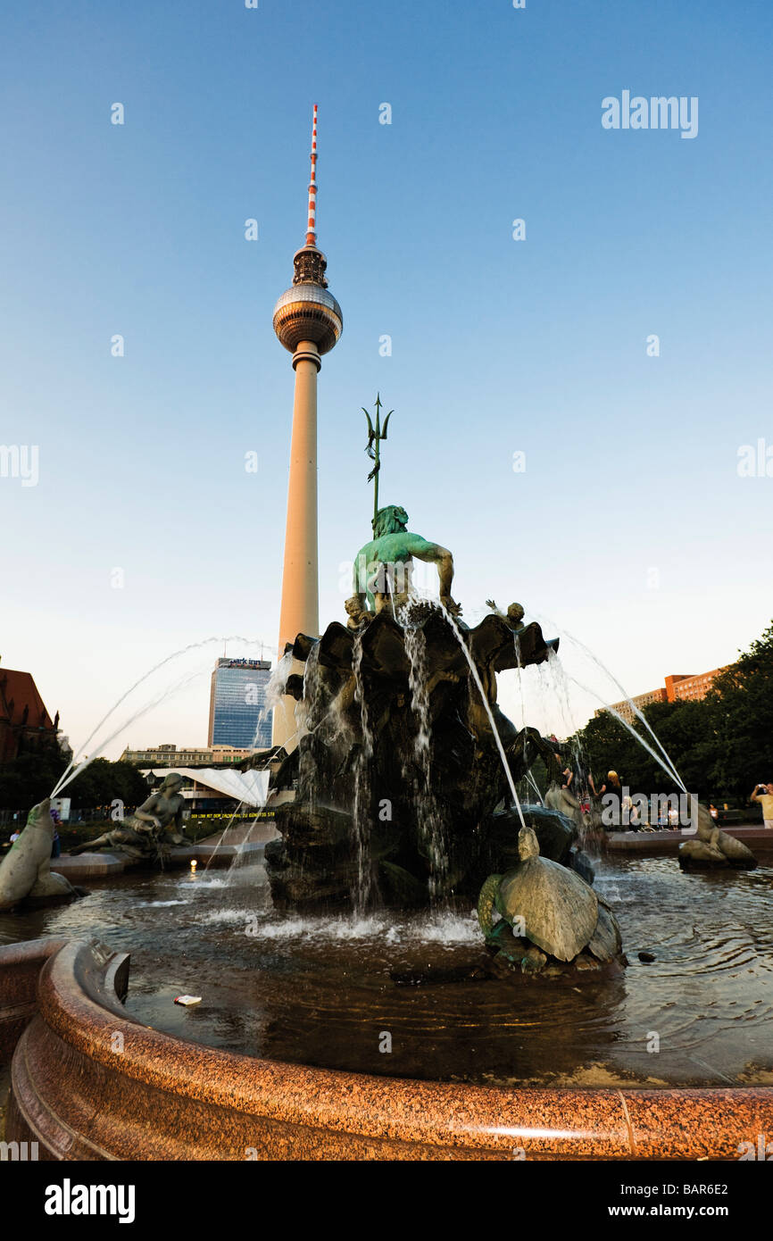 Deutschland, Berlin, Neptunbrunnen, Fernsehturm im Hintergrund Stockfoto