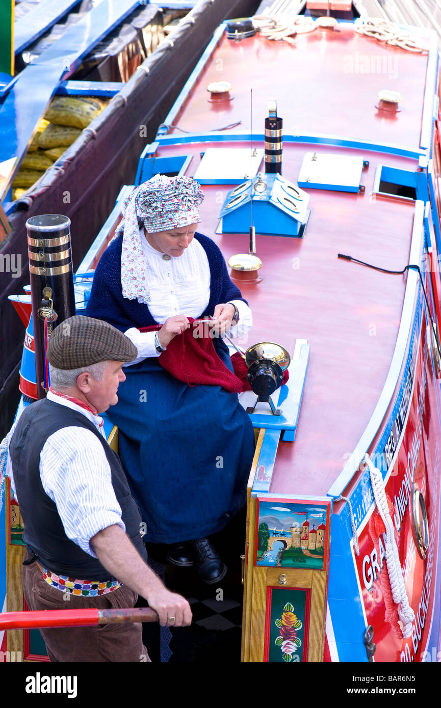 Dekorierte schmale Boote vertäut am Regents Kanal in "Klein-Venedig" während Canalway Kavalkade, London, Vereinigtes Königreich Stockfoto