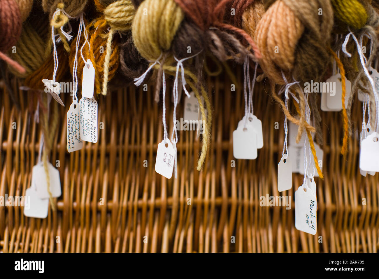 Wolle färben mit natürlichen Materialien in Stroud Textil Festival, Gloucestershire, UK Stockfoto