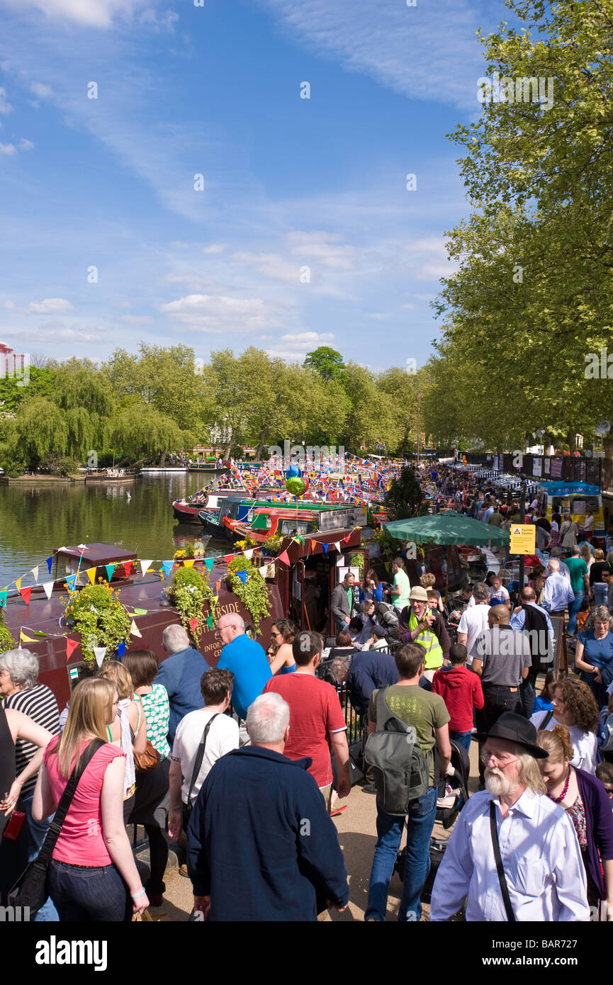 Massen "Kleines Venedig" zu besuchen, während Canalway Kavalkade London Vereinigtes Königreich Stockfoto