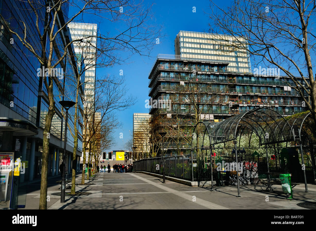 Paris Frankreich, leere moderne Straßenszene, neue Wohnungen in der Nachbarschaft 'Paris Rive Gauche', Stadtgebäude Stockfoto