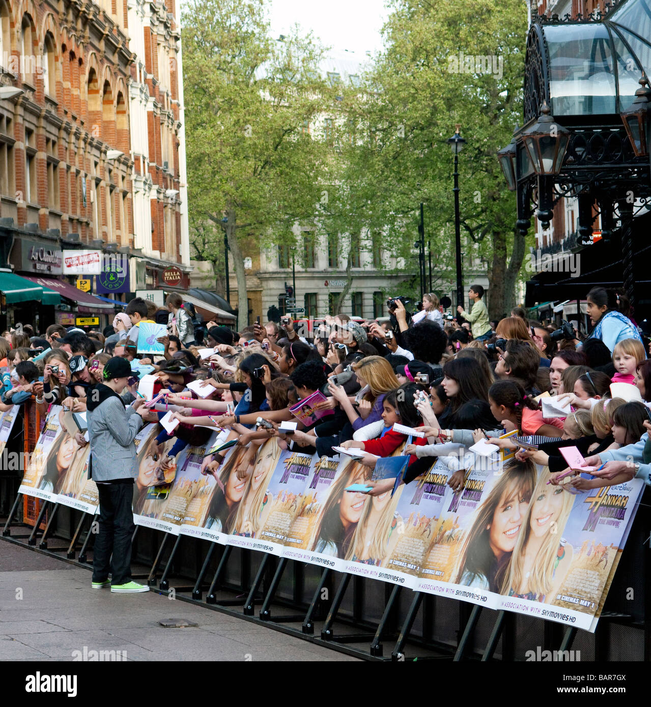 Schauspieler Autogramme für die Fans bei Hannah Montana UK premiere, Leicester Square, London, England Stockfoto