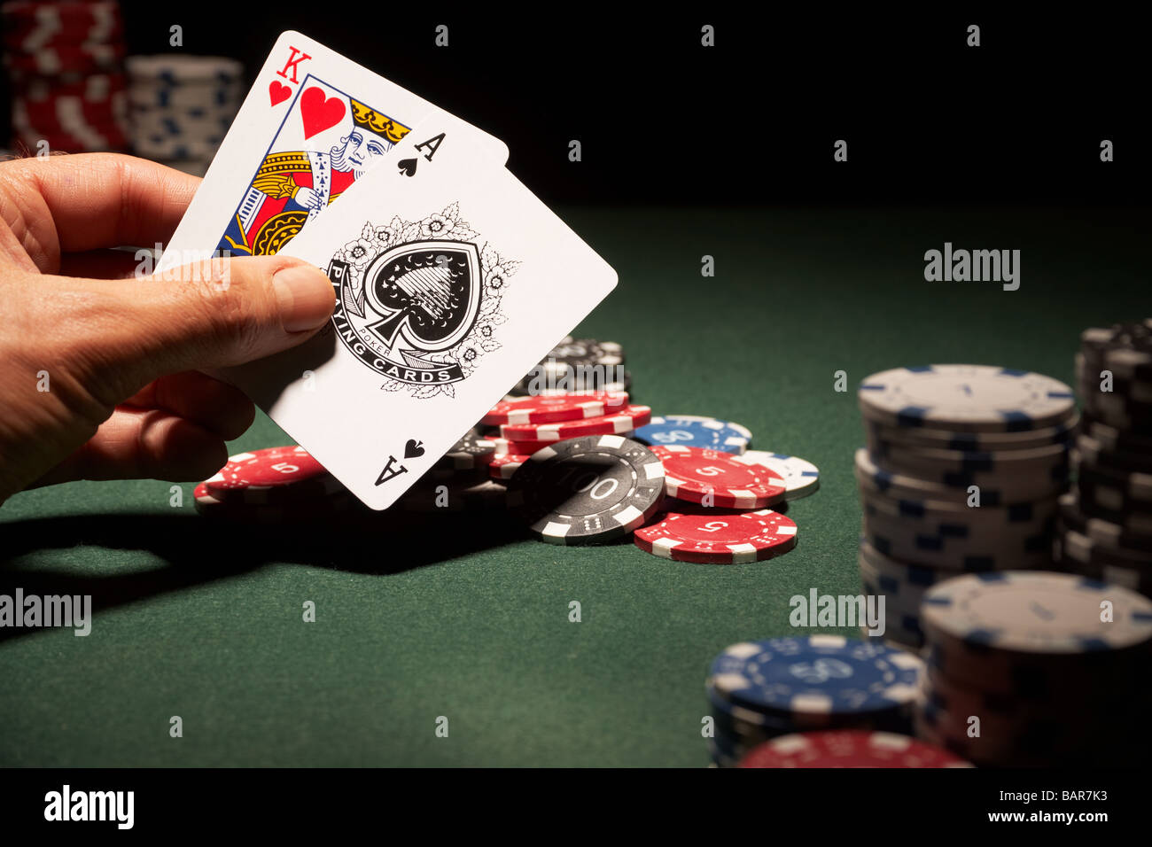 Blackjack-Hand von Karten und Casino-chips Stockfoto