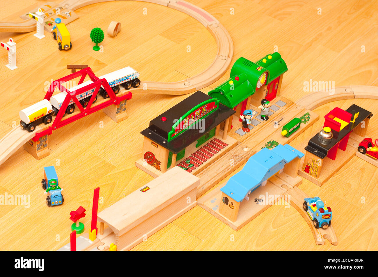 Hape Tragbares Holz-Bahnhof Set - Eisenbahn Für Kinder Mit Figuren