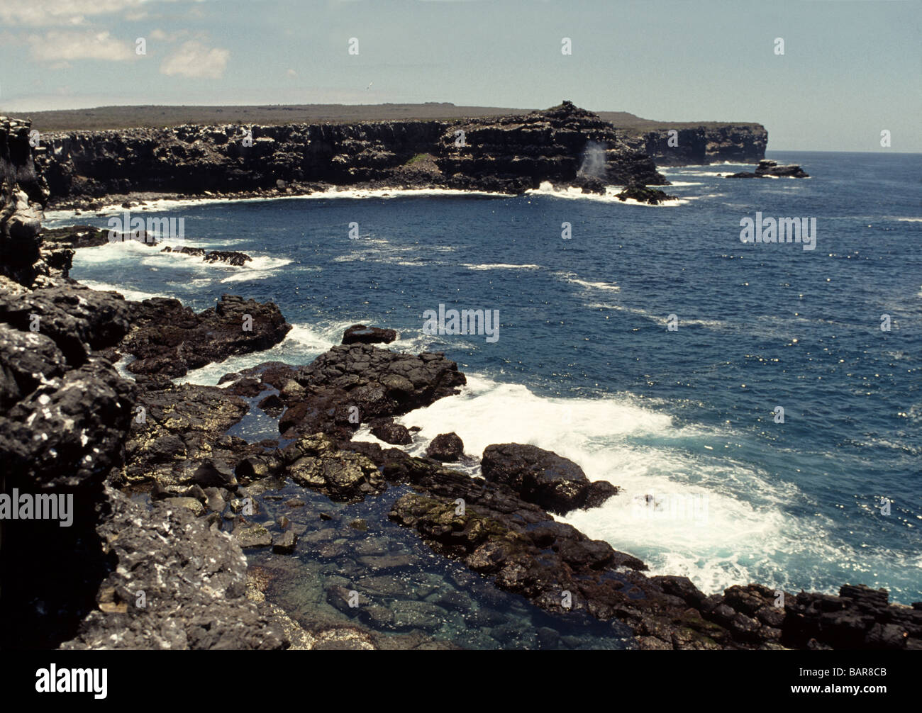 Galapagos-Inseln. Dunstabzugshaube Insel. Punkt Suarez.Blow Loch speienden nur links von der Spitze der Insel. Stockfoto