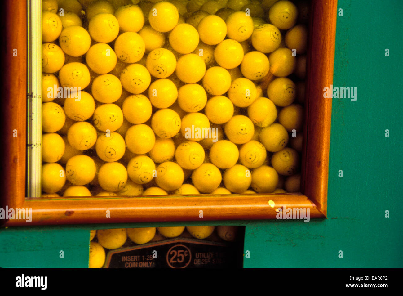 Bunte Kaugummi Ballmaschine Stockfoto