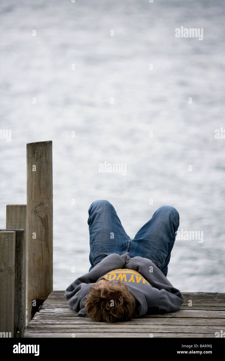 Entspannen Sie sich auf einem Pier in Neuseeland Marlborough Sound Boy Stockfoto