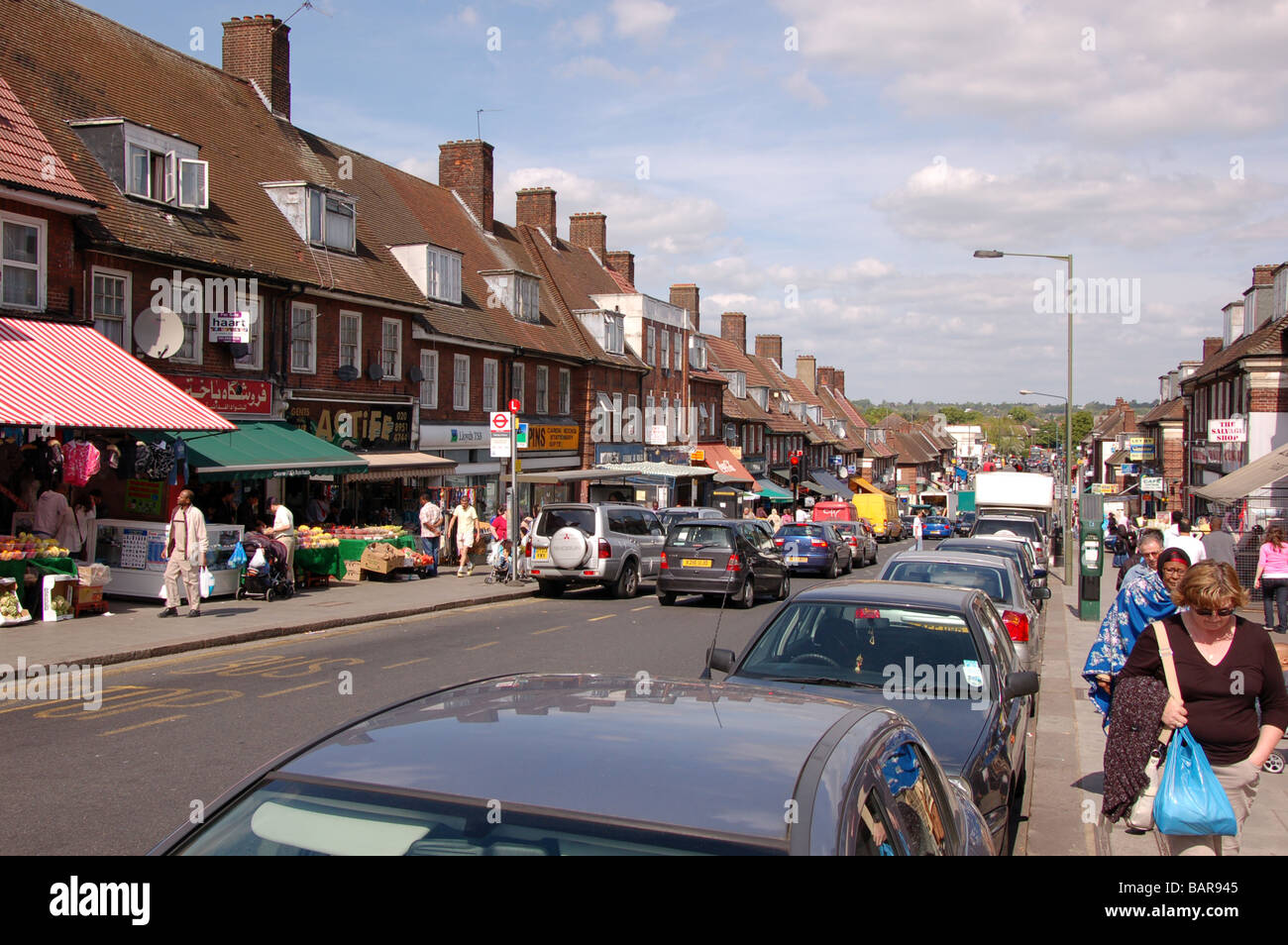 Käufer auf Watling Avenue, verbrannt Oak, London, Engalnd, Uk Stockfoto