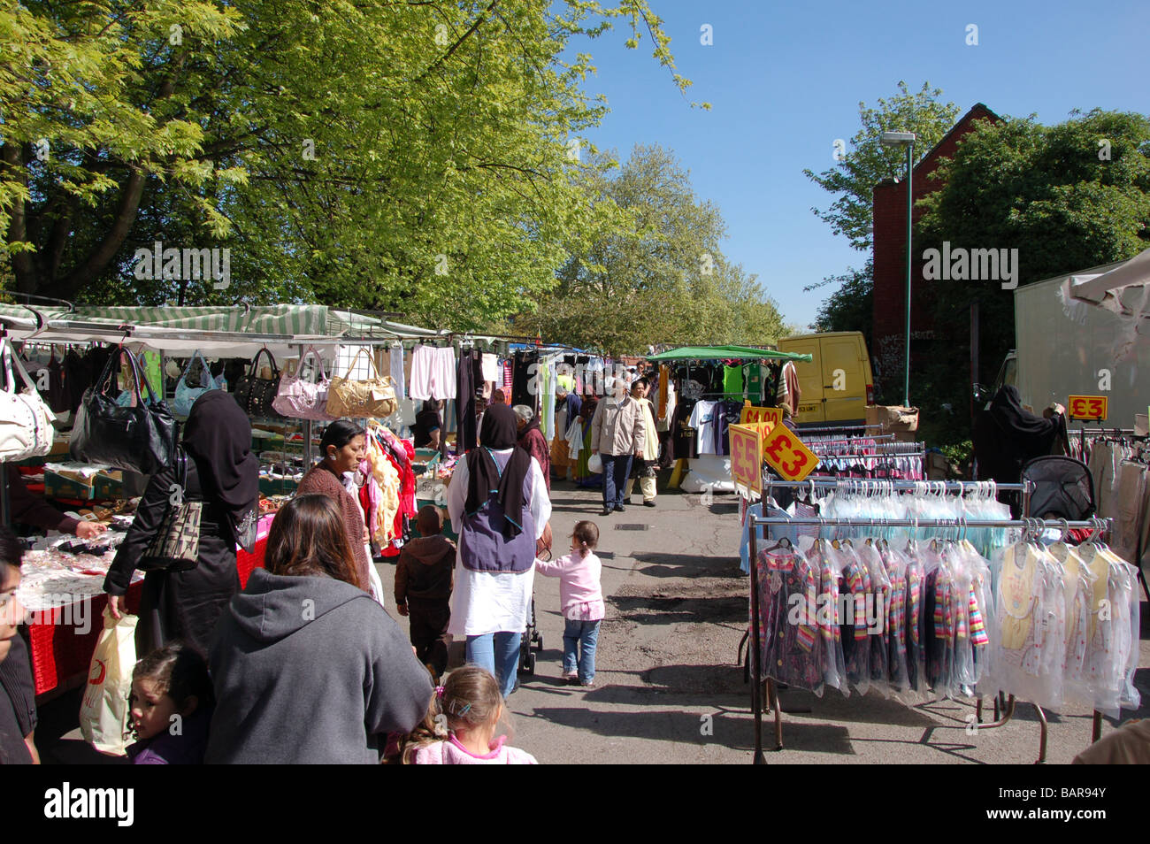 Shopper am Mittwoch die Kirche Straße Markt in Willesden, London, England, Uk Stockfoto