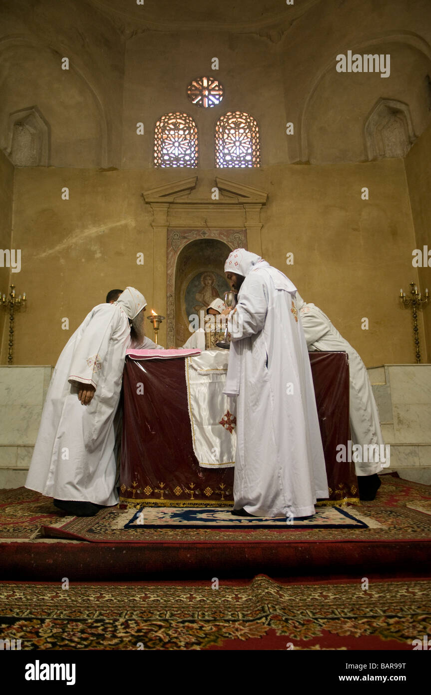 Koptische Priester ritual Prozess innerhalb der Roten Kloster Deir al Anba Bishoy oder Bishai, Pshoi, Bishoi im Wadi el-Natrun in der Nitrian Wüste Ägypten Stockfoto