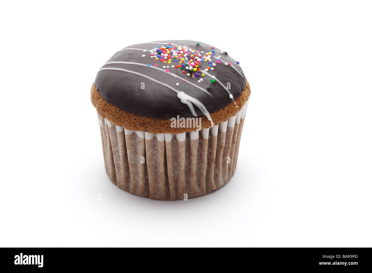 Schokolade Cupcake isoliert auf weißem Hintergrund Stockfoto