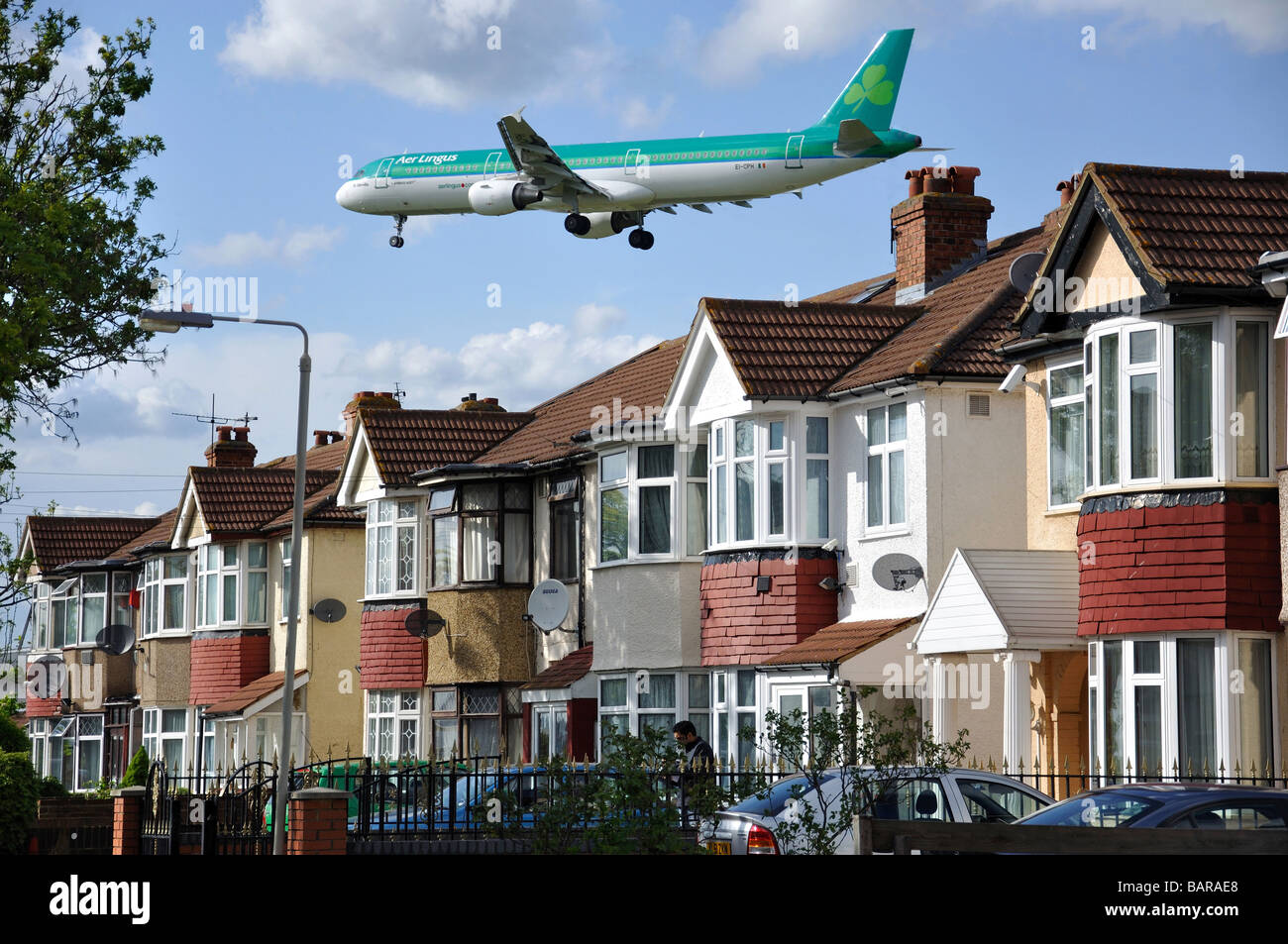 Aer Lingus Airbus 321 Landung über Häuser, Myrtle Avenue, Hounslow, Borough of Hounslow, Greater London, England, Vereinigtes Königreich Stockfoto