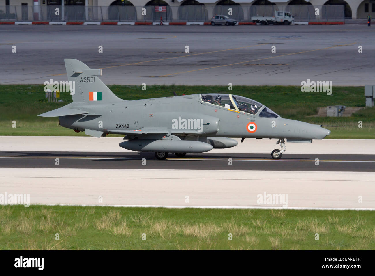 Militärflugzeuge und Luftfahrt. BAE Systems Hawk 132 Trainerflugzeug der Indian Air Force rollt vor dem Flug auf der Start- und Landebahn Stockfoto