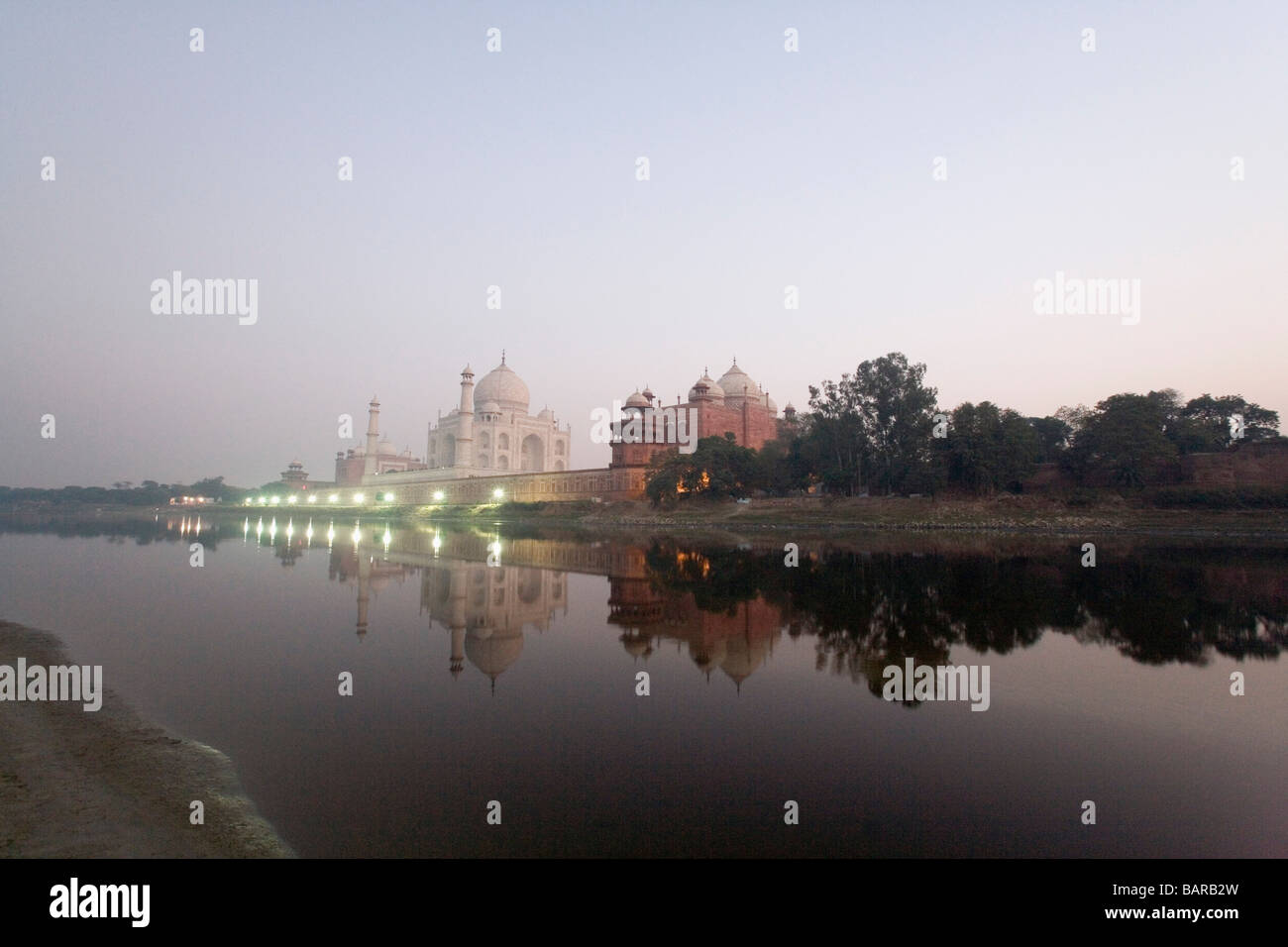 Reflexion eines Mausoleums in einem Fluss, Taj Mahal, Fluss Yamuna, Agra, Uttar Pradesh, Indien Stockfoto