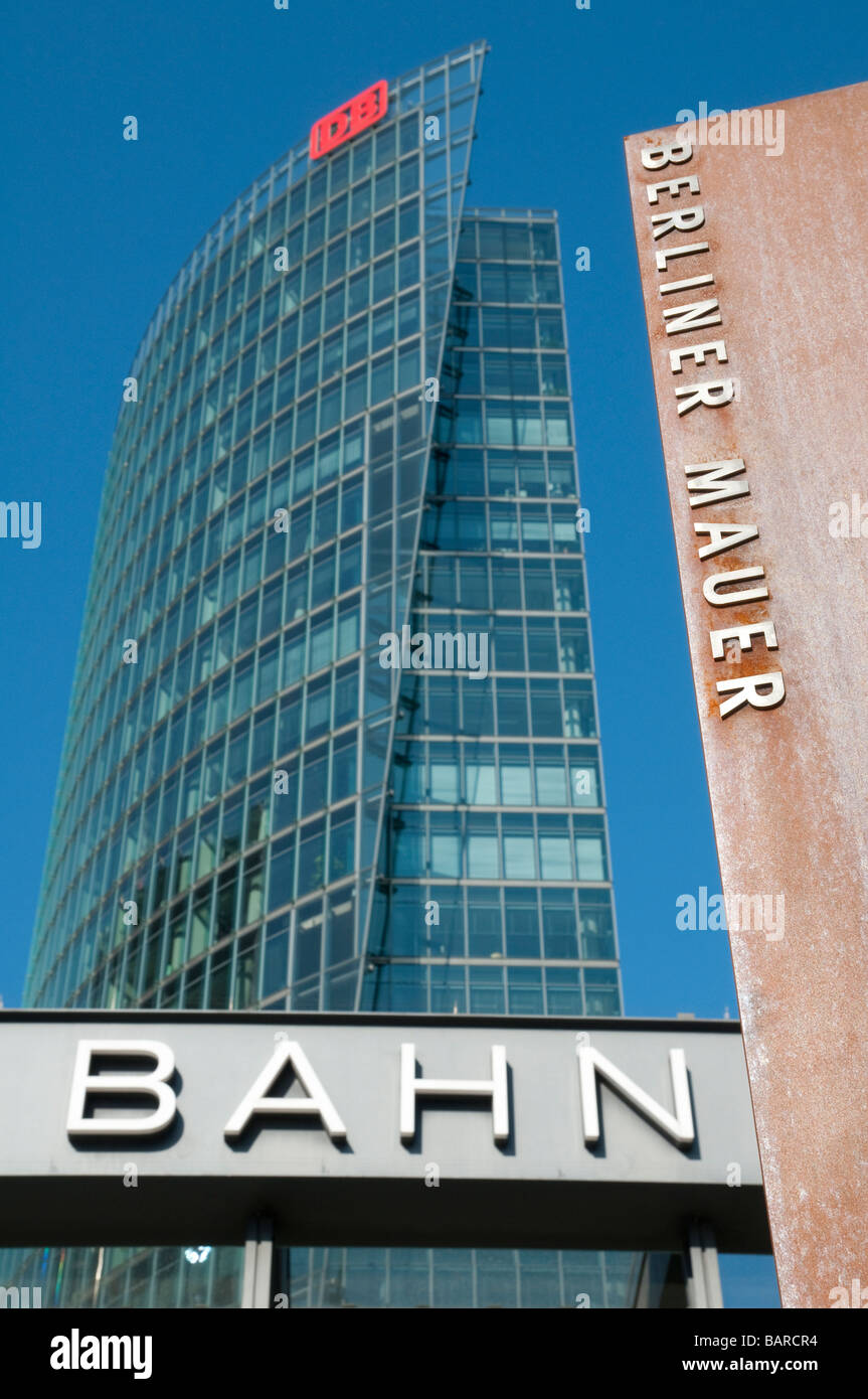 Deutschland Berlin Potsdamer Platz Nahaufnahme der Deutshe Bahn Gebäude mit Mauerweg Stockfoto