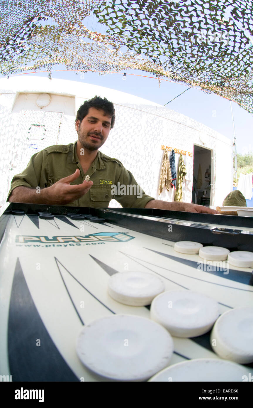 Israel Westjordanland israelische reservieren Soldaten spielen Backgammon in der Freizeit während der aktiven Dienst Stockfoto