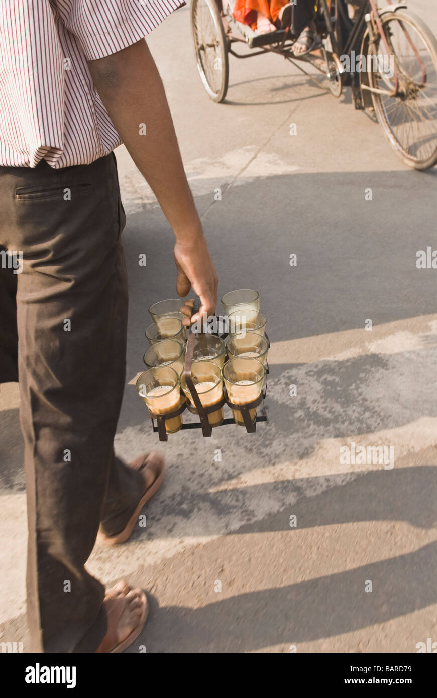 Rückansicht des Verkaeufers Tee, Delhi, Indien Stockfoto