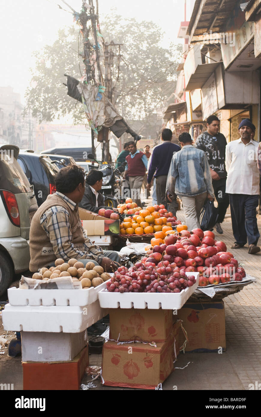 Händler verkaufen Obst an einem Marktstand, Delhi, Indien Stockfoto