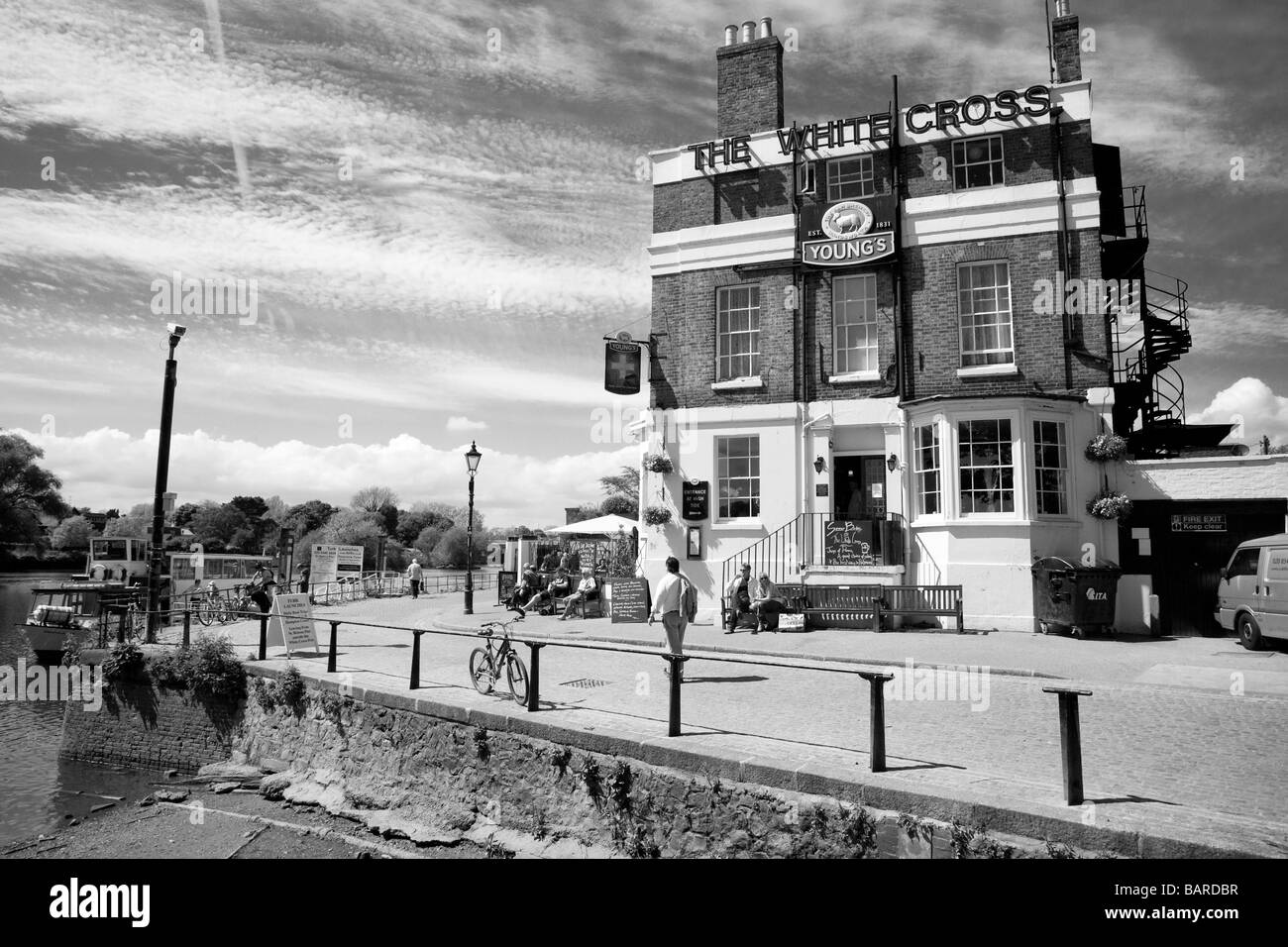 Der weiße Kreuz ein Youngs Tied House Pub am Ufer bei Richmond upon Thames UK Stockfoto