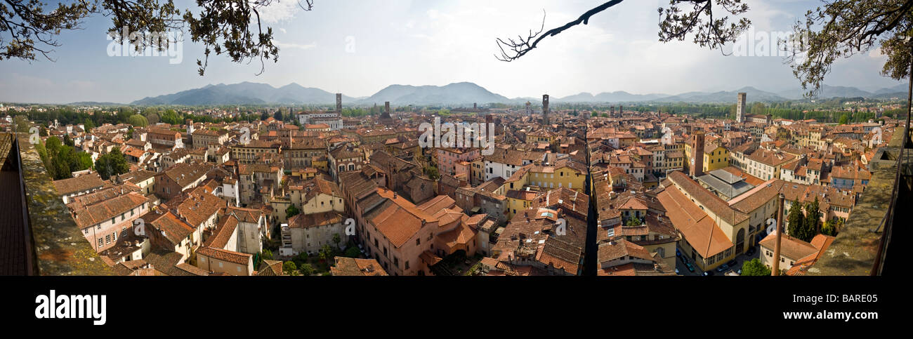 Eine 270°-Ansicht der mittelalterlichen Stadt Lucca (Toskana - Italien). Vue Panoramique Sur 270 De La Ville Médiévale de Lucques (Italien). Stockfoto