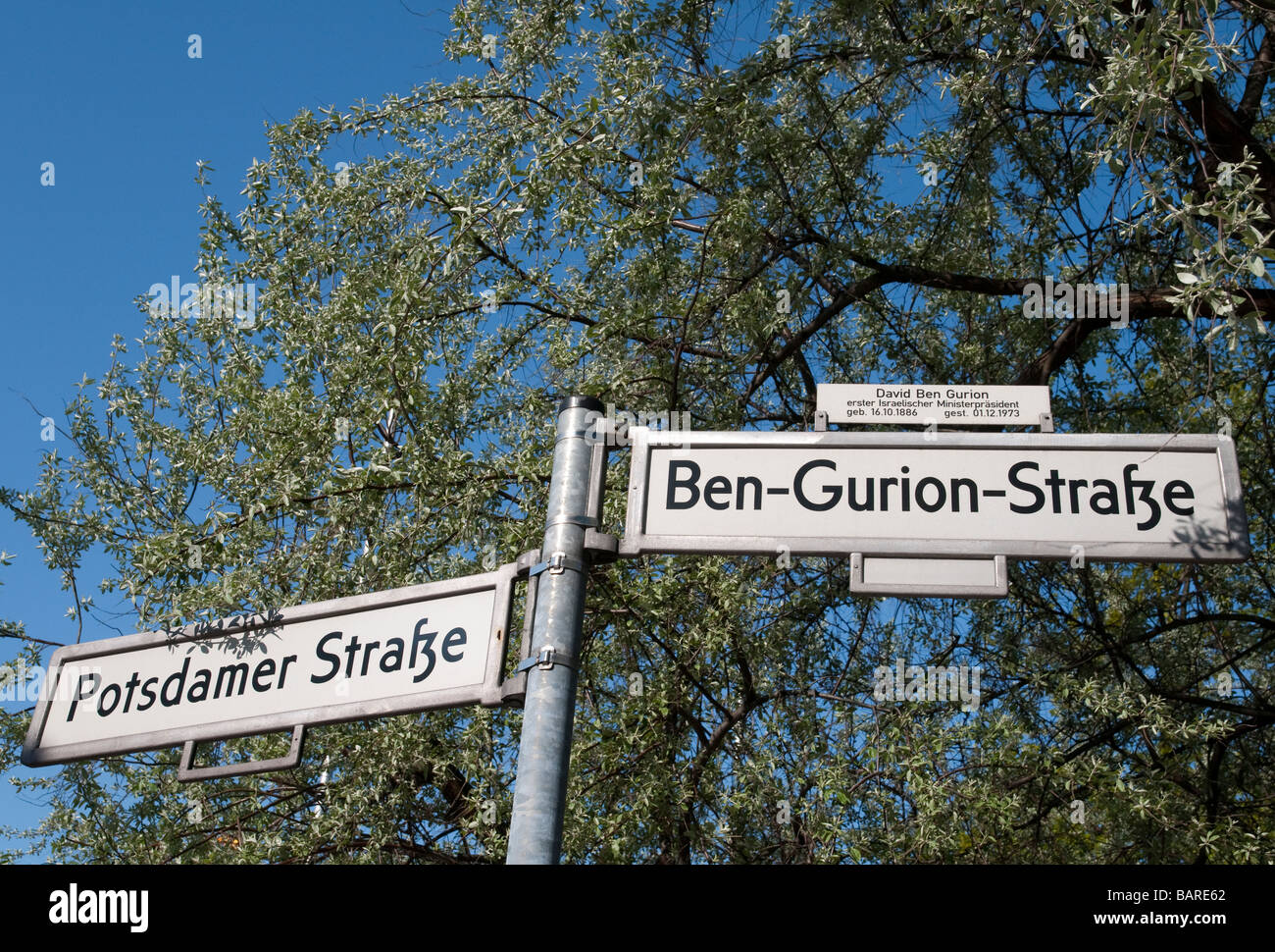Deutschland Berlin Straße Zeichen Potsdamer Straße und Ben Gourion Straße hinter Sony center Stockfoto