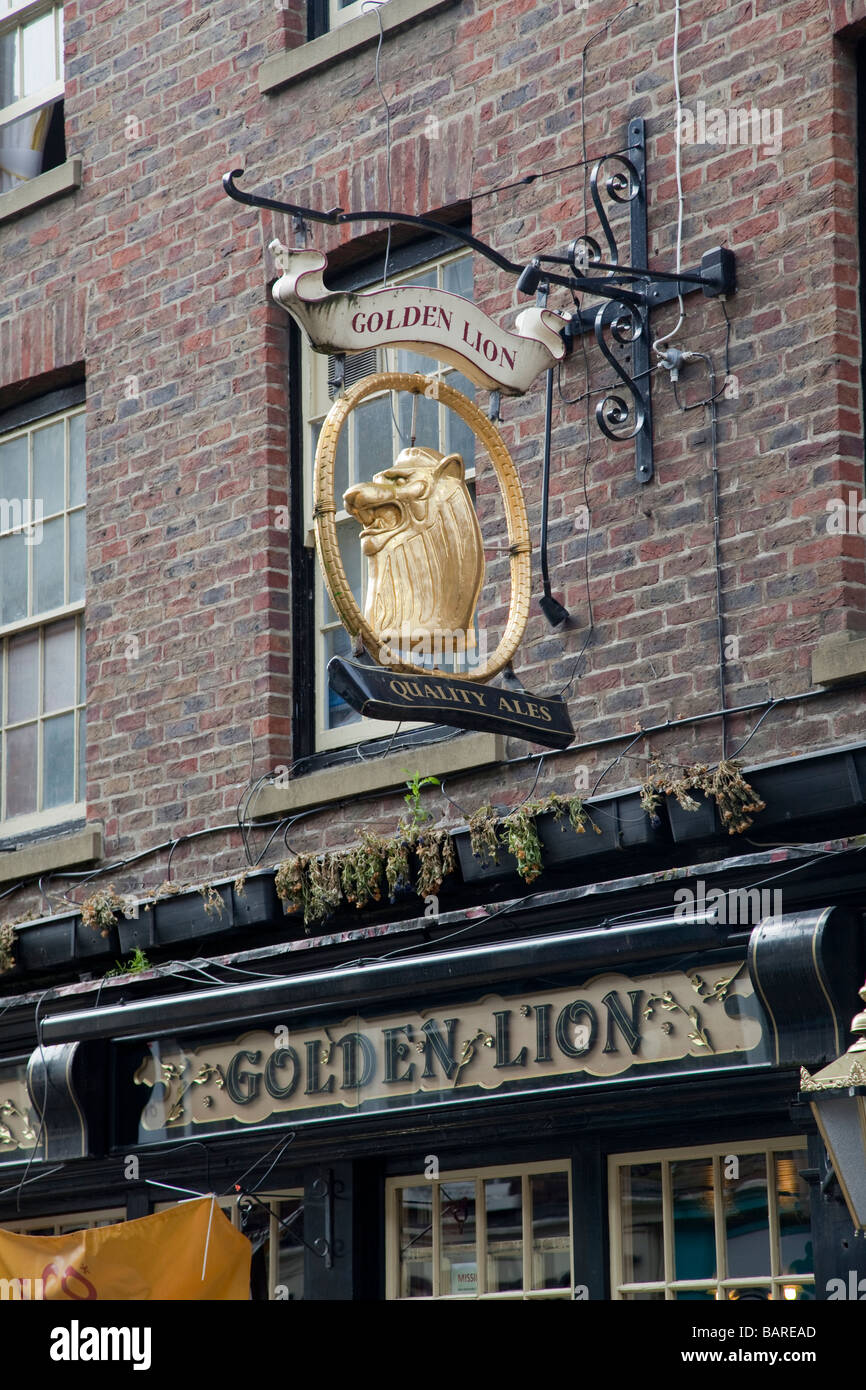 Golden Lion Pub Schild York Yorkshire UK Stockfoto