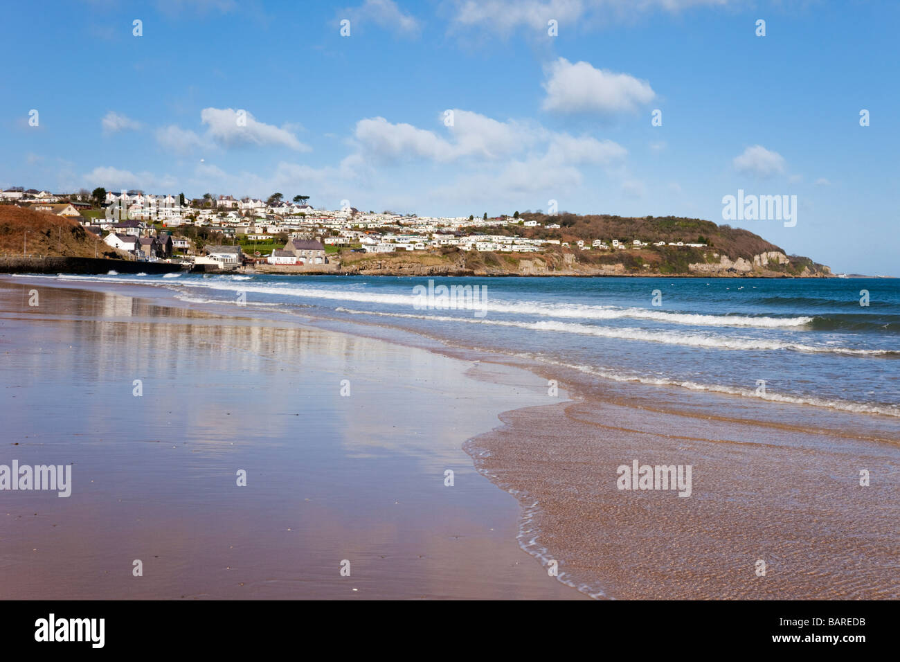 Benllech Isle of Anglesey North Wales Großbritannien Europa.  Nassen Sand am leeren Strand bei Ebbe Stockfoto